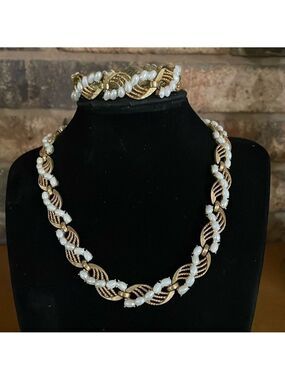Crown Trifari Pearlized Resin Cabochon Bracelet matching Trifari Necklace